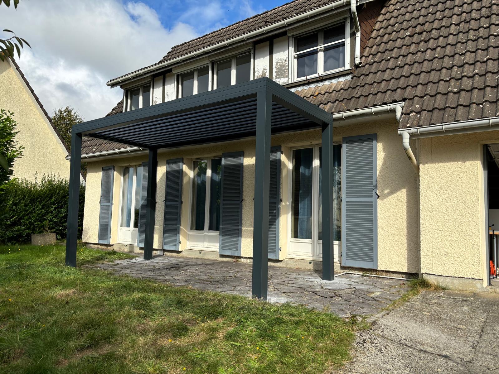 Pergola bioclimatique Le Cap tubulaire